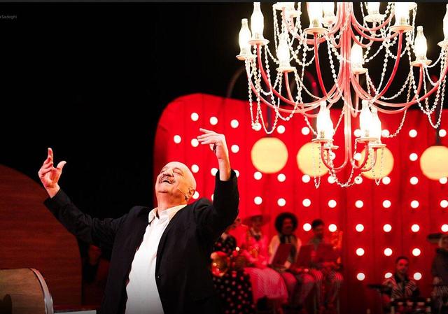 مجری باسابقه تلویزیون: دروغ می‌گویند که در صداوسیما به روی هنرمندان باز است