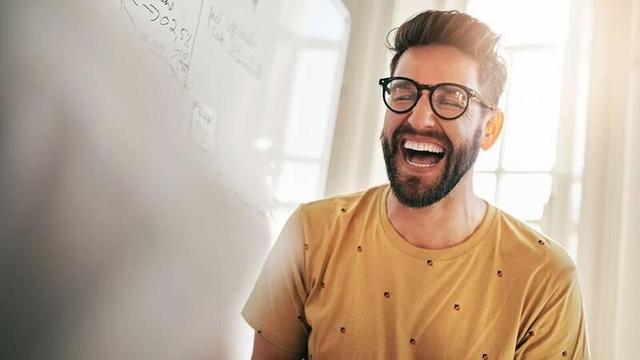 پشت پرده خنده‌های عصبی، از شرمندگی تا درمان