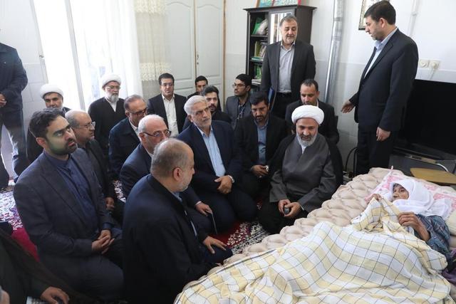 عیادت اعضای کمیسیون اصل نود مجلس از مادر شهید زندی‌نیا 
