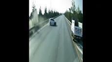 برخورد یک خودرو با وسیله نقلیه متوقف در لاین چپ بزرگراه (فیلم)