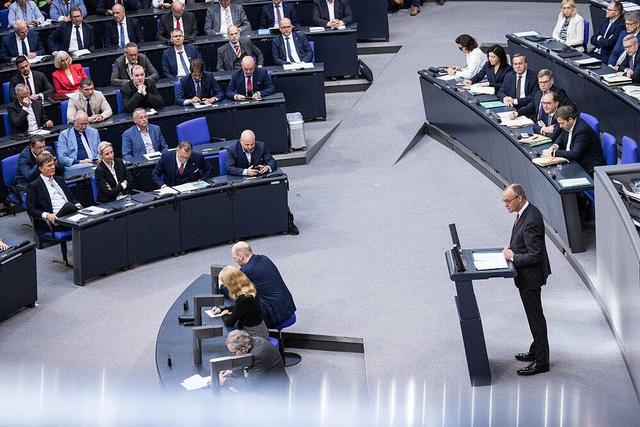 دیپلمات اسرائیلی: آلمان فقط حرف‌های زیبا می‌زند؛ روند صادرات تسلیحات باید احیا شود