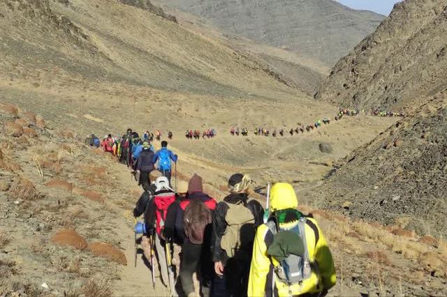 صعود کوهنوردان قمی به «بام خراسان»همزمان با سالروز شهادت سردار حاج حسن طهرانی مقدم