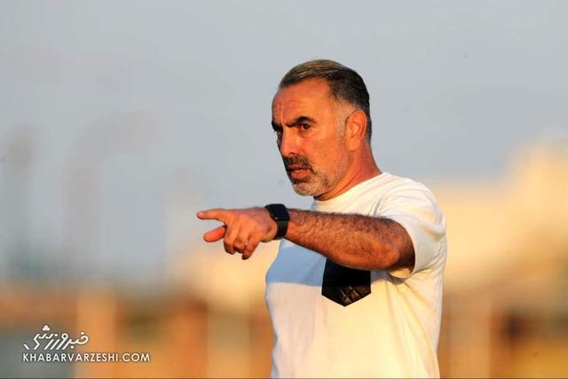 سرمربی سابق استقلال دست به تفنگ شد! +ویدیو 