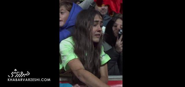 ویدیو| گریه عجیب دختر هوادار فرمین لوپز پس از گرفتن پیراهن این بازیکن!