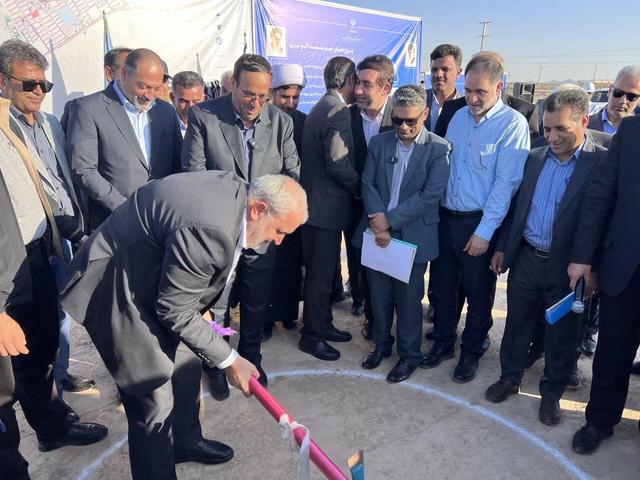 وزیر نیرو کلنگ طرح آبرسانی به نهضت ملی مسکن کهنوج را به زمین زد