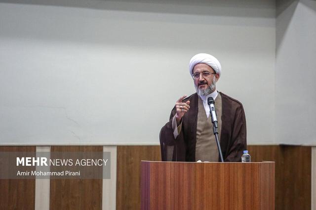 دانشجویان از ۱۲۰ ملیت در قم پایتخت علم دینی ایران مشغول به تحصیل هستند