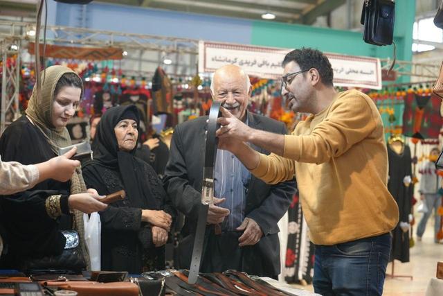 استقبال گسترده مردم کرمانشاه از نمایشگاه سراسری صنایع‌دستی / حمایت مردم کرمانشاه از هنرمندان کشور
