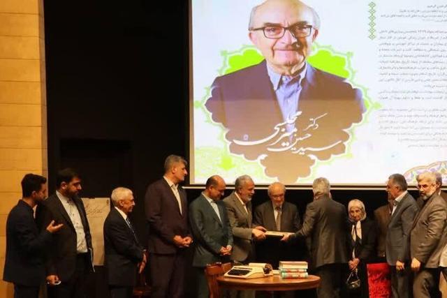 تجلیل از دکتر میرمجلسی، واقف ۳۰ هزار جلد کتاب به کتابخانه مرکزی رشت