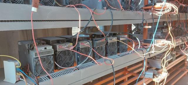 کشف و ضبط ۱۴۰ دستگاه ماینر غیرمجاز در کرمانشاه+فیلم