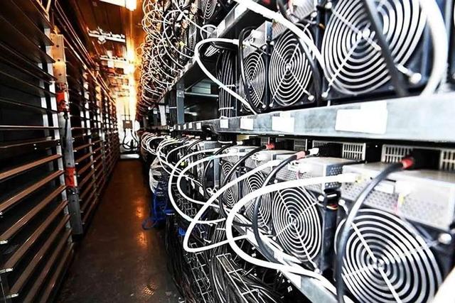 توانیر: بین ۱۰ تا ۱۵ درصد از ناترازی برق در ایران، ناشی از فعالیت دستگاه‌های ماینر است/ هر کدام از این دستگاه‌ها به اندازه ۱۰ واحد مسکونی در سال برق مصرف می‌کنند/ در حال حاضر جرم‌انگاری خاصی برای استخراج غیر مجاز رمزارز وجود ندارد