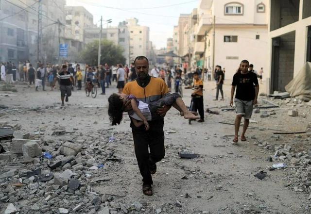 گزارشگر ویژه سازمان ملل در فلسطین: جمعیت غزه در وضعیت فاجعهباری قرار دارند؛ مردم تقریباً هیچ چیزی برای ادامه زندگی در اختیار ندارند/ نظامیان اسرائیلی هر روز به روستاهای فلسطینی، دامها و مزارع حمله میکنند/ وضعیت کنونی بدتر از هر زمان دیگری است/ شاید این آتشبس همان هدفی را محقق کند که نسلکشی نتوانست، یعنی پاکسازی قومی در غزه