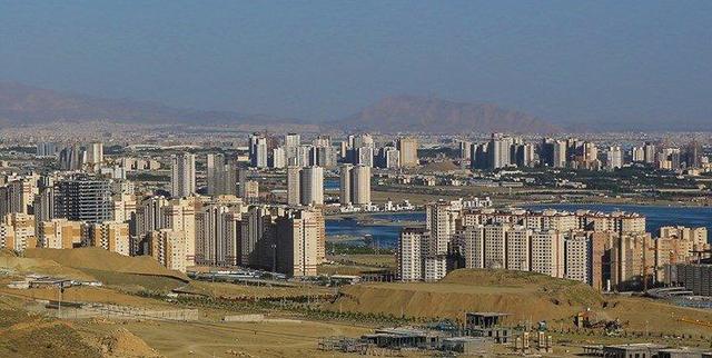 بارگذاری بی‌پایان جمعیت در شهری بی‌رمق