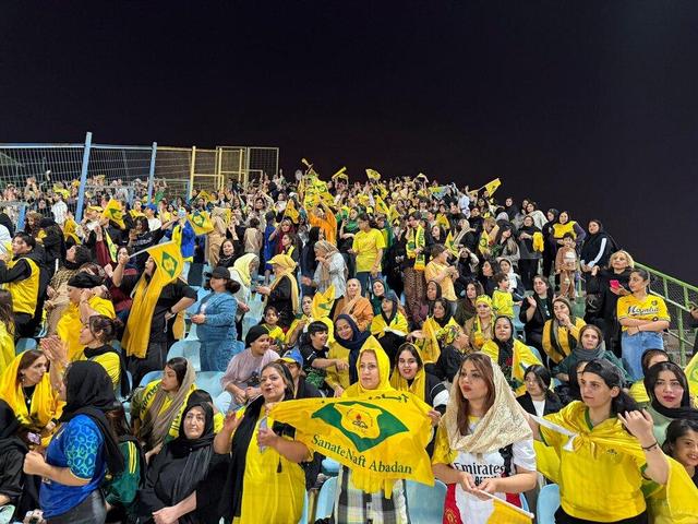 استقبال پرشور هواداران خانم آبادانی ار بازی نفت - البرز
