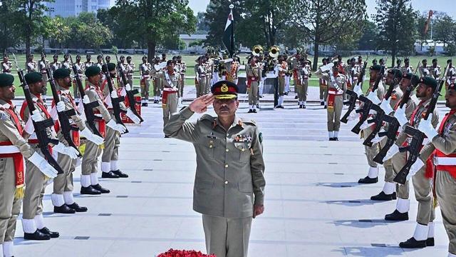 پارلمان پاکستان با گسترش اختیارات فرماندهان ارتش موافقت کرد / قدرت، رسما به نظامیان منتقل شد