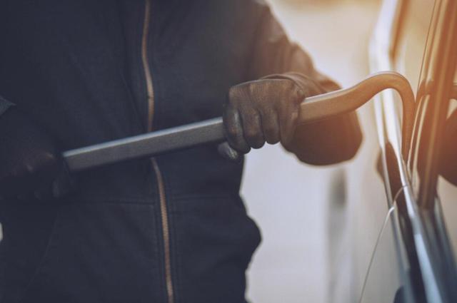 ببینید | سرقت مزدا در محدوده درب غربی استادیوم آزادی به راحتی در عرض کمتر از یک دقیقه