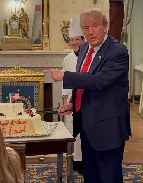 راز کبودی دست ترامپ