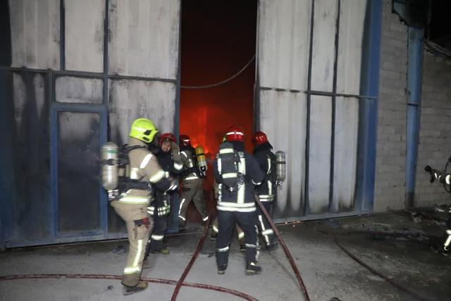 آتش گرفتن انبار پلاستیک کارخانه برفاب شهرکرد