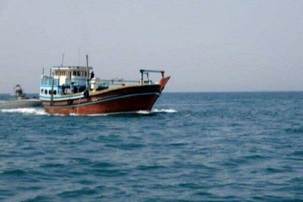 توقیف شناور سوختی در آبهای بندرعباس؛ دو قاچاقچی دستگیر شدند