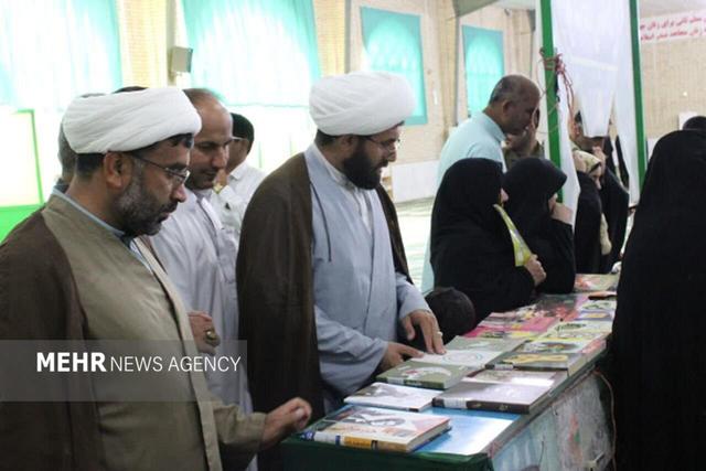 برپایی نمایشگاه کتاب در محل نماز جمعه دلگان