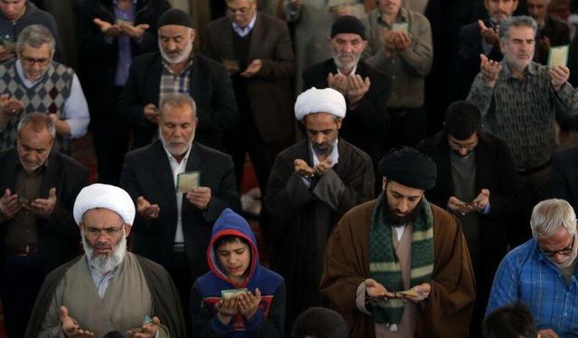 مردم قم با دعا و نیایش بارش رحمت الهی را طلب کردند