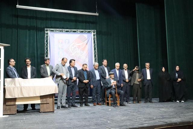 شبی به شیرینی قهوه و تیزی نیشخند؛ طنز استهبانی درگذر زمان