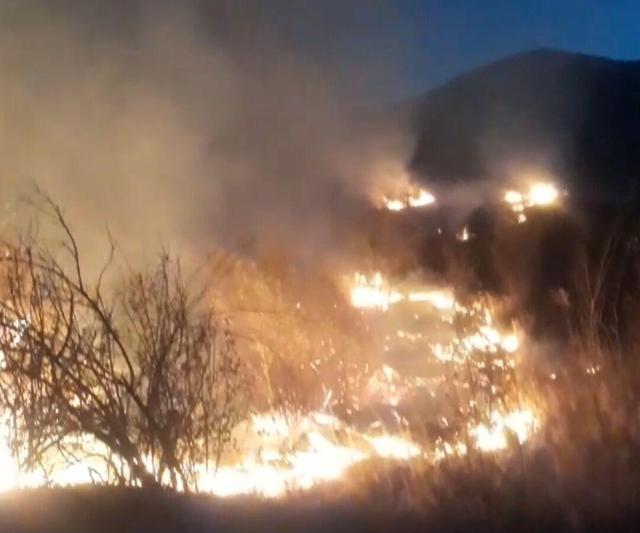 مهار آتش‌سوزی گسترده در روستای «اردکلو» ملایر پس از ۹ ساعت+فیلم