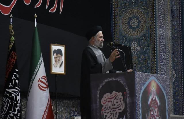 امام جمعه بروجرد: نشانه‌های افول آمریکا در جهان آشکار شده است
