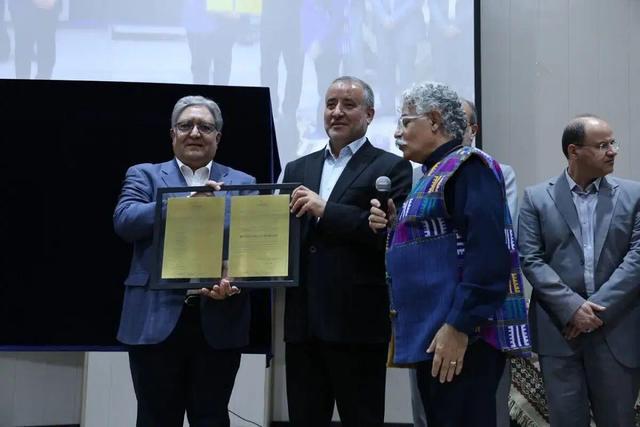 سند و تمبر نشان جغرافیایی ثبت جهانی زعفران قاین رونمایی شد