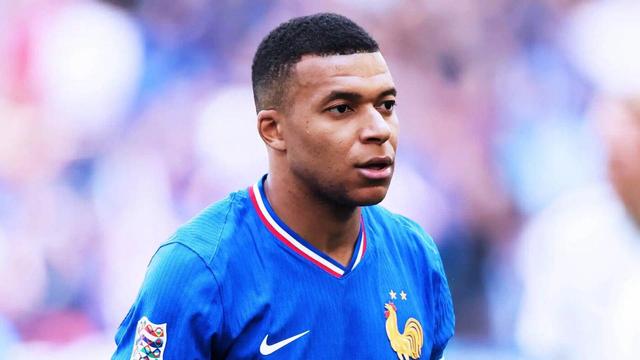 خبر بد برای علی دایی؛ امباپه در راه است!