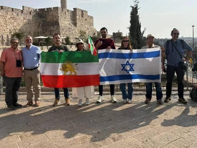 بازدید سلطنت‌طلبان از مناطق جنگ‌زده اسرائیل و گورستان تل‌آویو