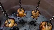 روش پخت متفاوت کباب مرغ در تنور (فیلم)