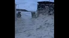 پوشش سواحل دوبلین با فوم دریایی کمسابقه (فیلم)