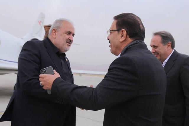 وزیر نیرو با استقبال معاون عمرانی استاندار آذربایجان شرقی وارد تبریز شد