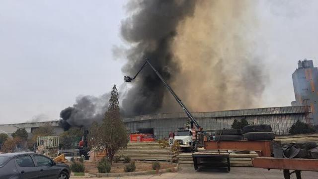 حریق گسترده در کارخانه کارتنسازی مورچهخورت با ۸ مصدوم