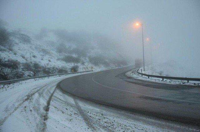 آغاز بارش‌های پاییزی در جاده‌های چهارمحال و بختیاری / محورهای کوهستانی لغزنده‌اند