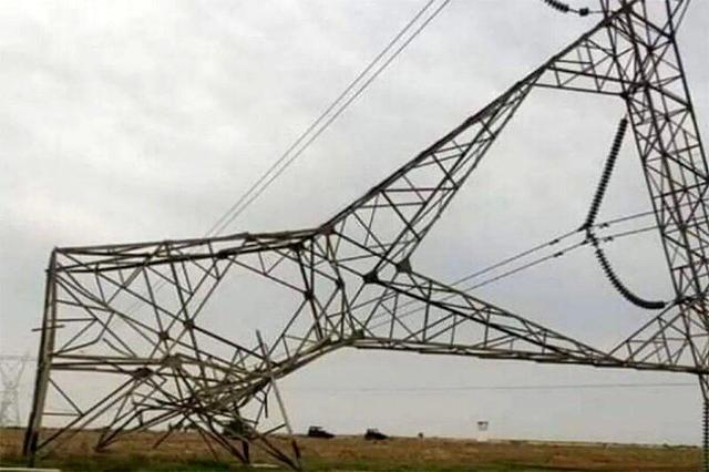 ببینید | آسیبهای طوفان به دکلهای فشار قوی شرق ینبع عربستان