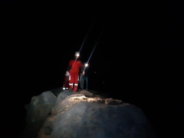 پایان خوش ماجرای نوجوان گرفتار میان صخرههای ابهر