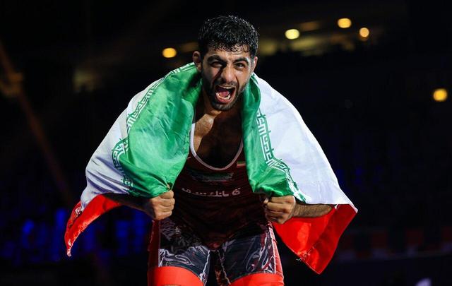 عکس| جدال شمشیرباز ایرانی با قهرمان کشتی المپیک در ریاض!