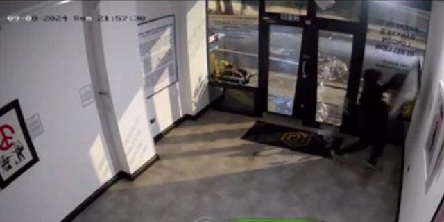چکش‌کاری دزد برای سرقت تابلوی ۳۶۰ هزار دلاری! + ویدئو | تصاویر دوربین مداربسته از سارق و اثر هنری در خیابان