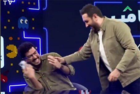 خواننده پاپ گوشی قیاسی را در برنامه از او گرفت و همه چیز را دید! | قیاسی در مراسم ختنه سوران | ببینید