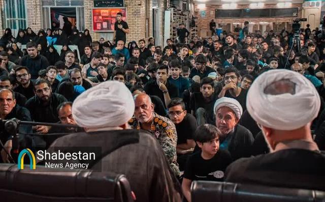 مسجد از نگاه امام خمینی(ره)؛ مساجد را زنده نگه دارید تا جامعه پویا بماند