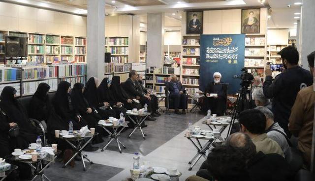 در کتاب‌هایتان جلوه‌ای از امام رضا(ع) داشته باشید