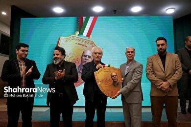 گزارش تصویری | آیین تجلیل از حسین نخعی شریف ،اهدای پلاک افتخار و رونمایی از کتاب «تاریخ فوتبال مشهد».