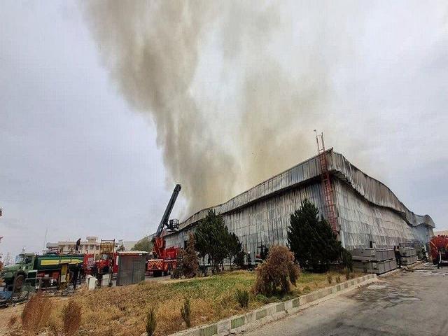 آتش‌سوزی گسترده در کارخانه مقواسازی شهرک صنعتی مورچه‌خورت اصفهان