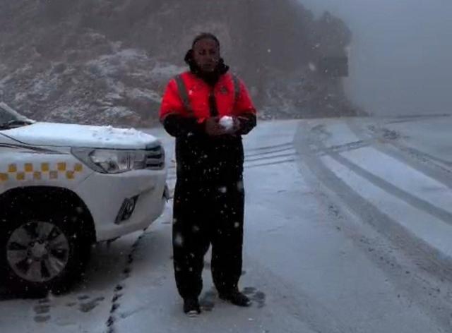 هشدار راهداری سروآباد به رانندگان؛ بارش برف گردنه «تهته» را مسدود کرد