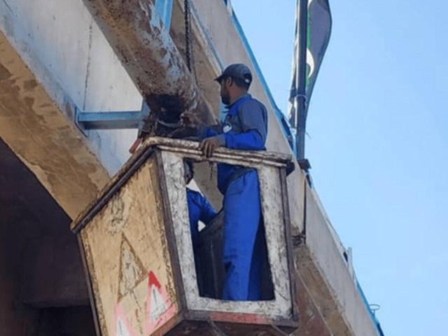 شکستگی خط انتقال آب بر روی پل ولیعصر میناب ترمیم شد