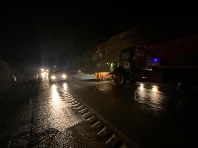 چشمه خاور:عملیات ریزشبرداری محور ایلام–میشخاص انجام شد