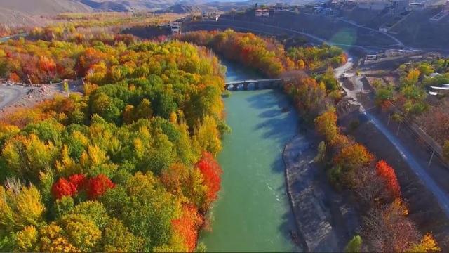 پاییز هزار رنگ در حاشیه زاینده رود در شهرستان سامان