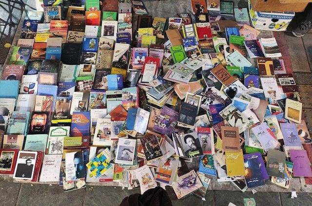 پرسه در انقلاب بی کتاب