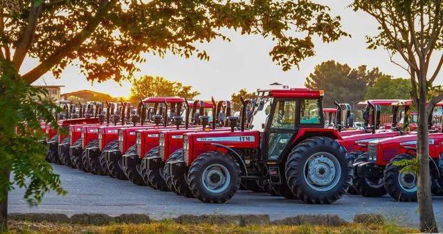 قائم مقام سازمان توسعه تجارت ایران: برای تسهیل زمینه صادرات تراکتور از کشور میکوشیم